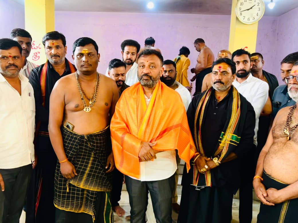 అయ్యప్ప స్వాముల పూజలో పాల్గొని బిక్షను స్వీకరించిన ఎమ్మెల్యే ….