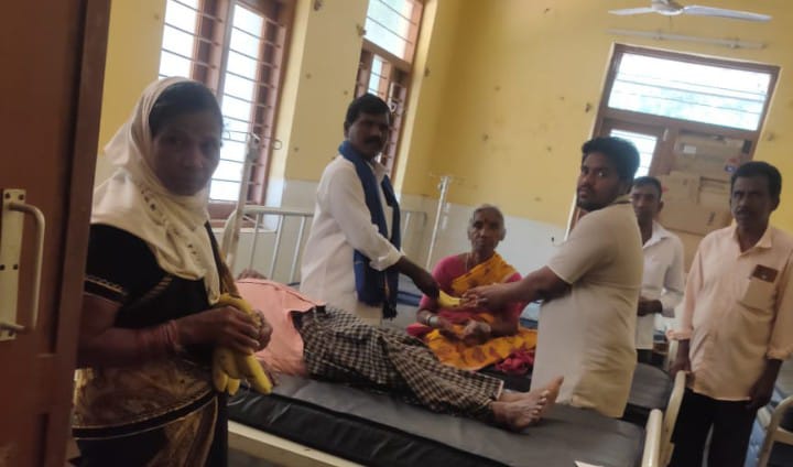 అంబేద్కర్ 69 వ వర్ధంతి సందర్భంగా పండ్ల పంపిణీ