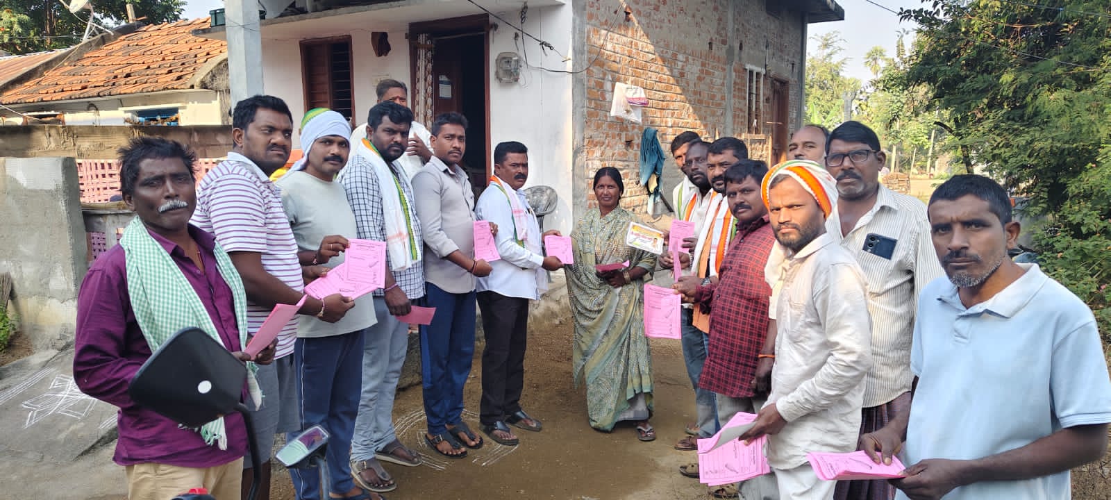 బ్యాట్ జోరు ప్రచారంలో దూసుకెళ్తున్న సర్పంచ్ అభ్యర్థి ఎర్రోళ్ల రమేష్ ( వకీల్)