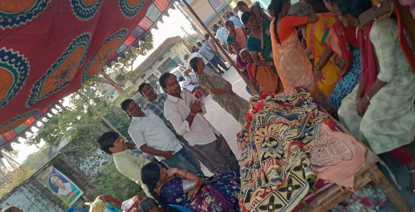 మృతిని కుటుంబాన్ని పరామర్శించిన కొమురయ్య