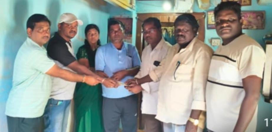ఆర్టిజన్ కుటుంబానికి కామారెడ్డి జిల్లా ఆర్టిజన్ జాక్ ఆర్థిక సాయం