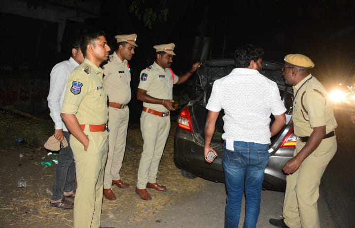 .స్థానిక ఎన్నికల సందర్భంగా వాహనాలు తనిఖీ