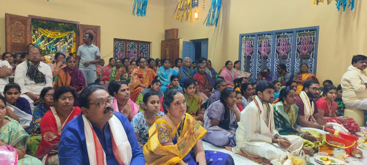 భగవాన్ శ్రీ సత్య సాయి బాబా వారి శతజయంతి ఉత్సవాల్లో భాగంగా ఆలమూరు పండితుడికి సత్కారం.