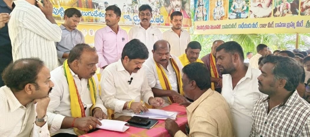 ఎన్టీఆర్ మార్కెట్ కమిటీ లో పనిచేస్తున్న సెక్యూరిటీ సిబ్బంది సమస్యలపై మంత్రి కొళ్ళు రవీంద్రకు వినతిపత్రం