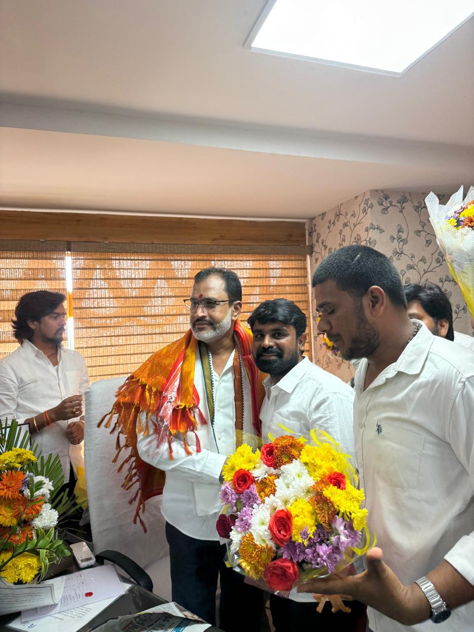 ఏపీ స్టేట్ పోలీస్ అండ్ హౌసింగ్ కార్పొరేషన్ చైర్మన్ ను మర్యాద పూర్వకంగా కలిసినకలిసిన గురువి గారి వాసు