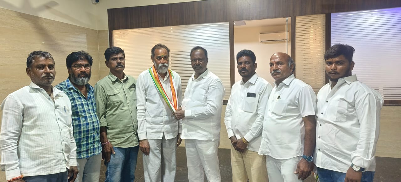 కాంగ్రెస్ తీర్థం పుచ్చుకున్న బీఆర్ఎస్ పార్టీ సర్పంచ్ అభ్యర్థి వలుపదాసు చంద్రమౌళి