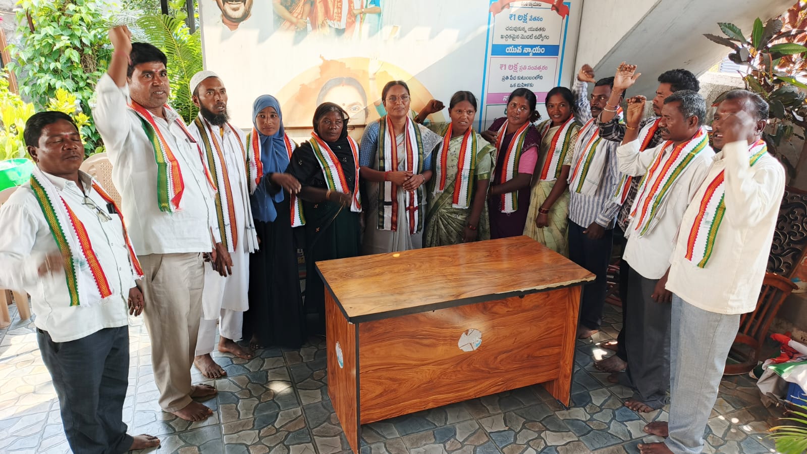 కాంగ్రెస్ పార్టీలో చేరిన నూతన ఉప సర్పంచ్, వార్డు సభ్యులు, కండువాలు కప్పిన డీసీసీ అధ్యక్షురాలు ఆత్రం సుగుణక్క.