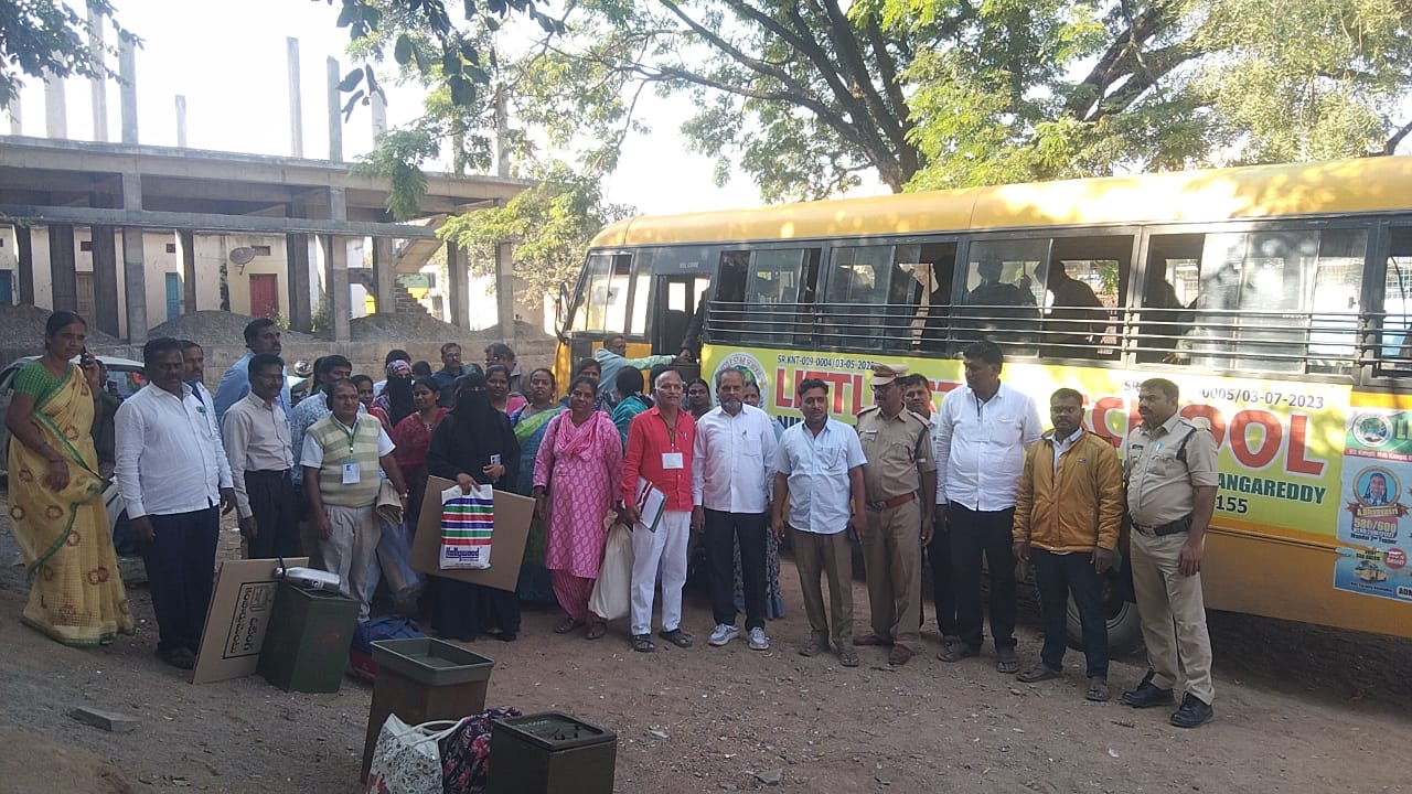 తడ్కల్ పోలింగ్ కేంద్రాన్ని చేరుకున్న ఎన్నికల సిబ్బంది,