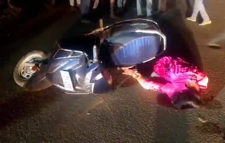 రోడ్డు ప్రమాదంలో స్కూటీపై వెళ్తున్న బాలిక మృతి: చీపురుపల్లిలో విషాద ఘటన.