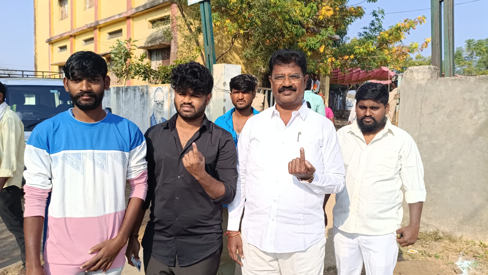 ఓటు హక్కును వినియోగించుకున్న జుక్కల్ మాజీ ఎమ్మెల్యే