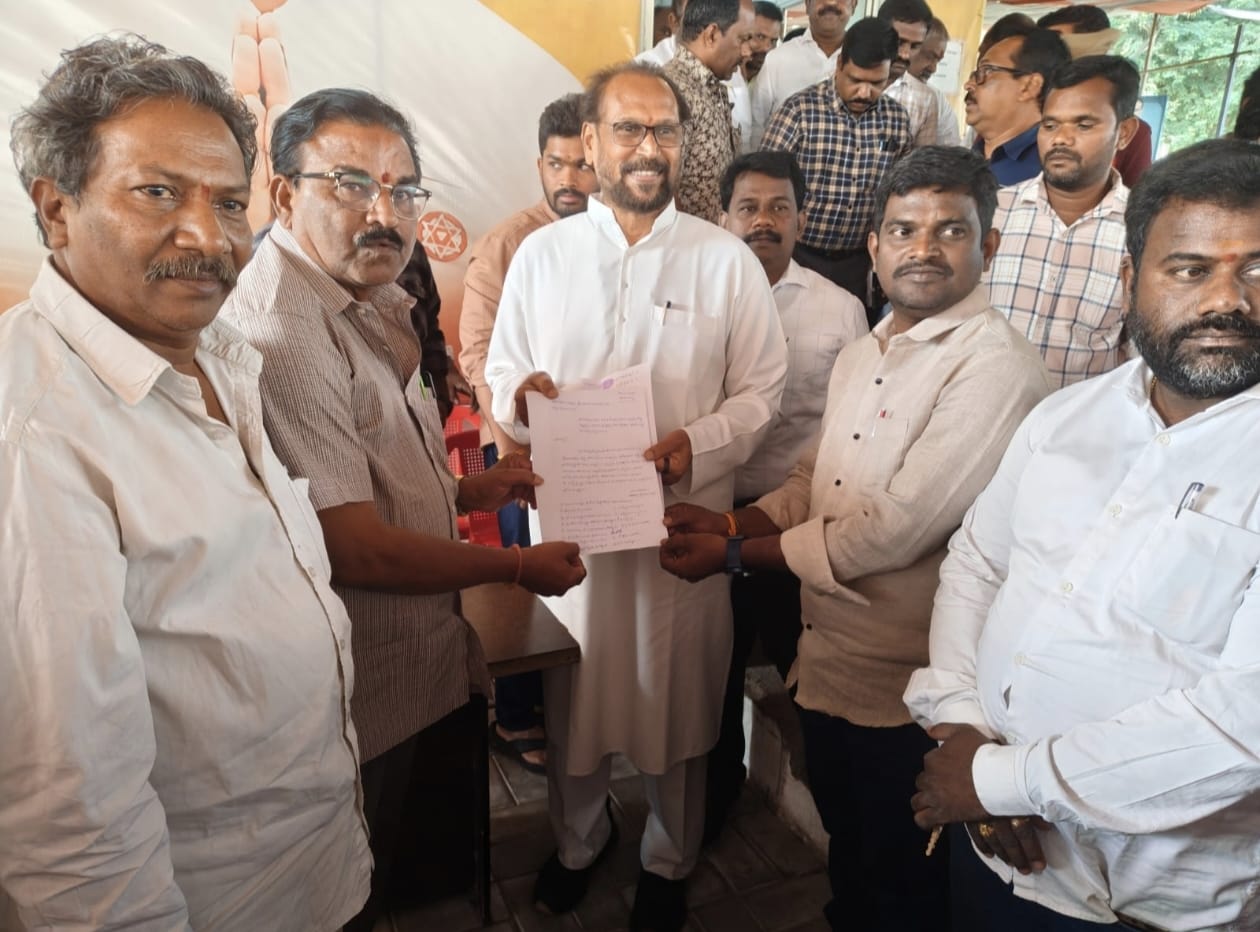 అనకాపల్లి దేవస్థానం ప్రాంతాల్లో ఐమాక్స్ ఏర్పాటుకు ఎమ్మెల్యే రామకృష్ణ కు చైర్మన్లు వినతి పత్రం