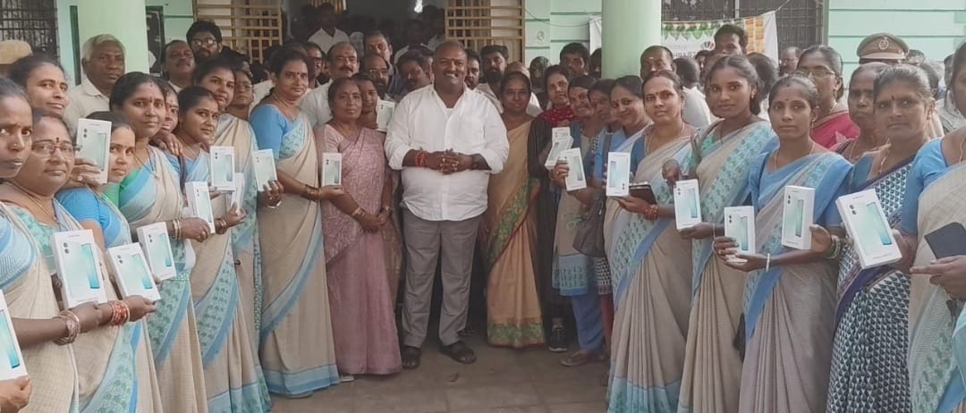 అంగన్వాడీ కార్యకర్తలకు మొబైల్ ఫోనులు పంపిణీ