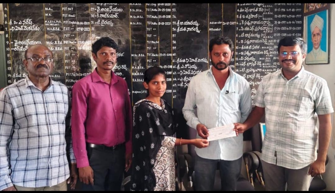 ఆనారోగ్యంతో ఉన్న విద్యార్థికి చేయూతనిచ్చినరాష్ట్ర బీసీ గురుకుల సొసైటీ కార్యదర్శిసైదులు
