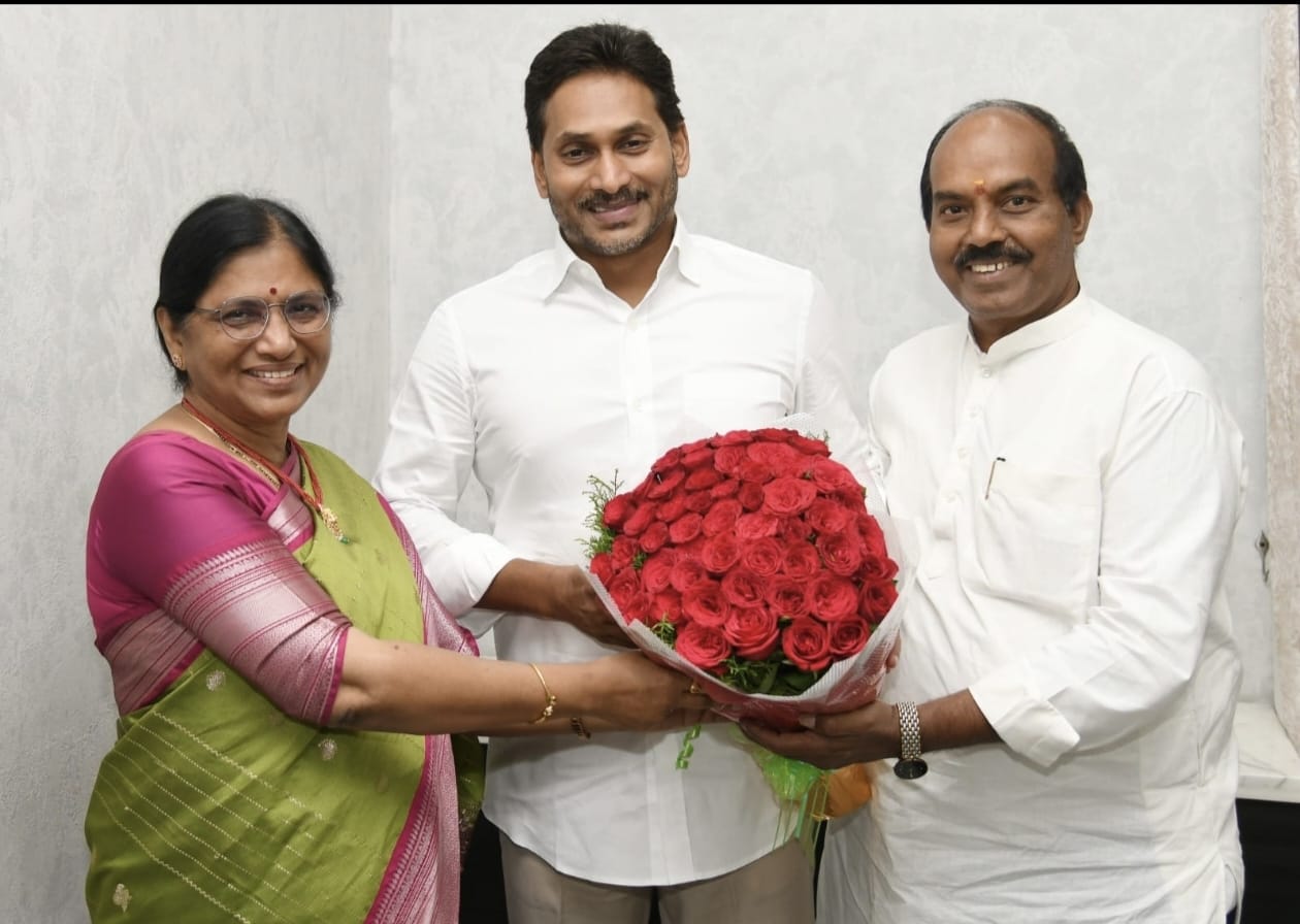 మాజీ సీఎం జగన్మోహన్ రెడ్డిని మర్యాదపూర్వకంగా కలిసిన అనకాపల్లి మాజీ ఎంపీ సత్యవతి విష్ణుమూర్తి దంపతులు