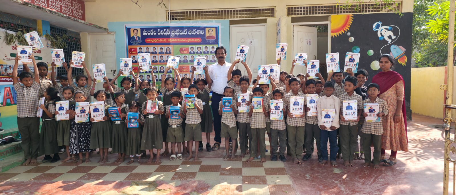 పేద విద్యార్థులకు చేయూతనందించిన కిరణ్ మరియు జగన్.