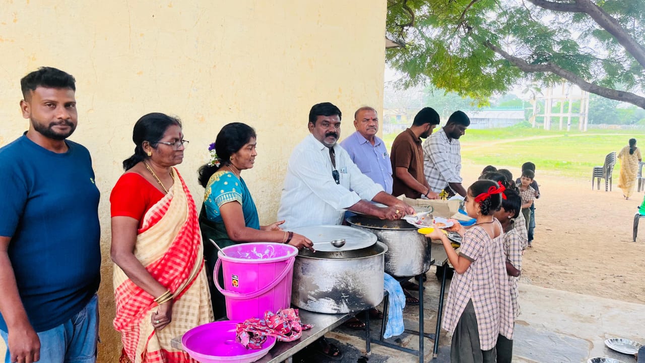 విద్యార్థులకు అతిథి భోజనం ఏర్పాటు