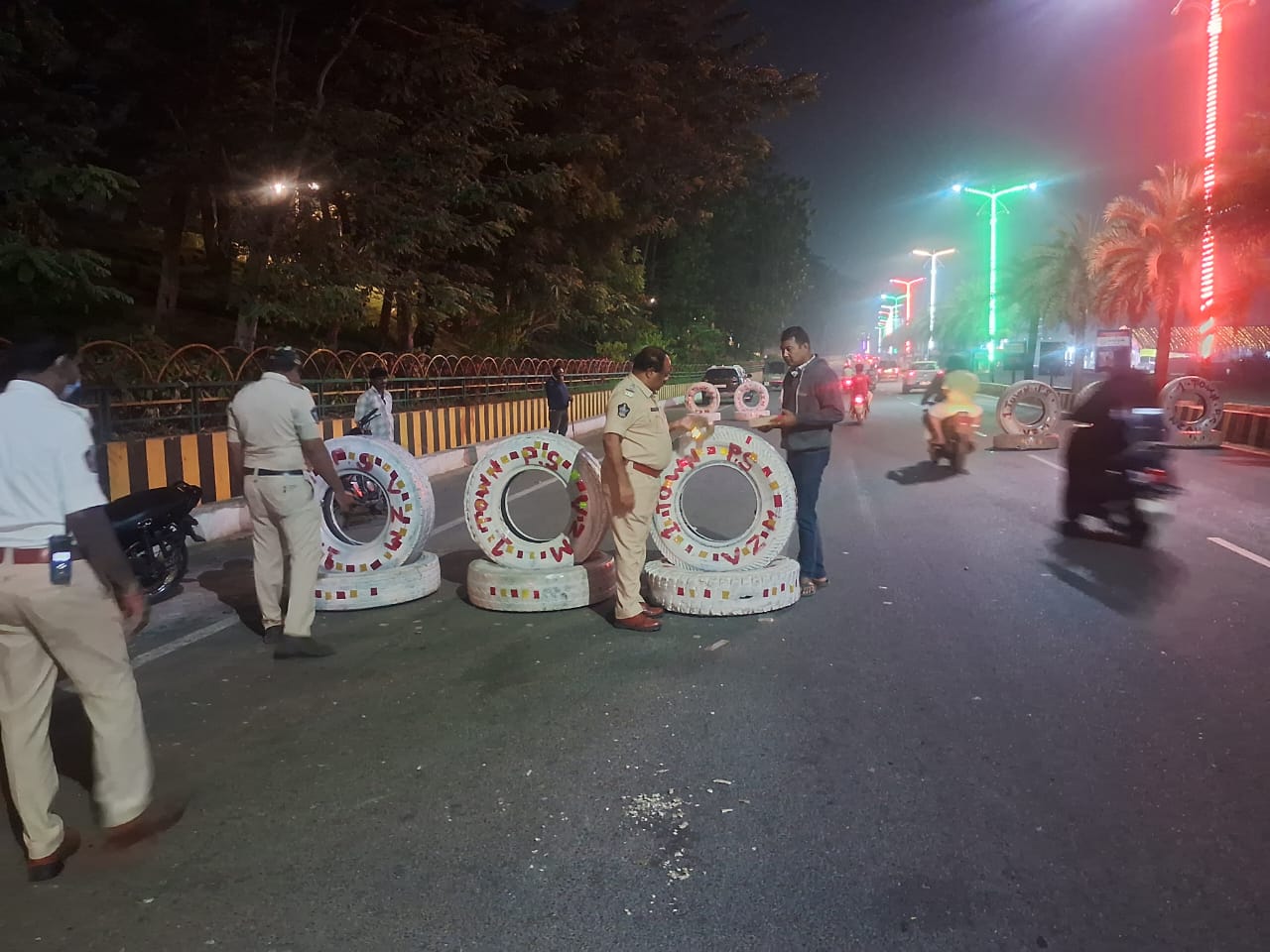 రోడ్డు భద్రతకు పోలీసుల వినూత్న చర్య: విజయనగరంలో రేడియం టైర్ల ఏర్పాటు