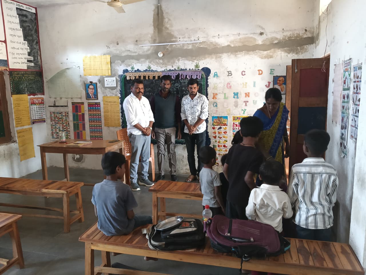 స్కూల్ ఆకస్మిక తనిఖీ చేసిన సర్పంచ్ గంగాధర్..!