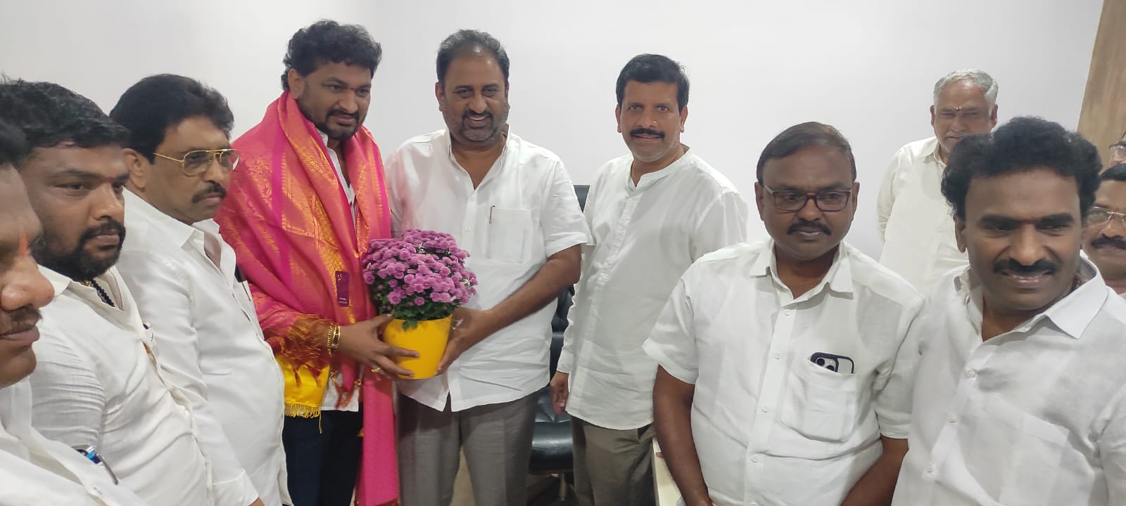 ముమ్మిడివరం నియోజకవర్గ ఎమ్మెల్యేని బుచ్చిబాబు కలిసిన గంధం పల్లం రాజు