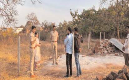 నిబంధనల ప్రకారమే నిర్మాణం కూల్చివేత: తహసీల్దార్