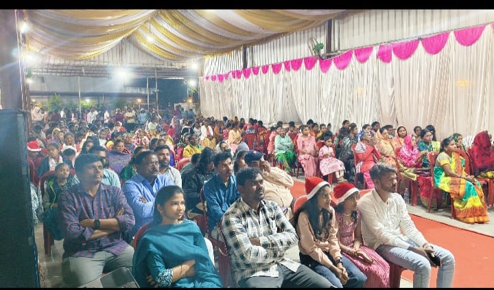 రాజాంపేట్‌లో క్రిస్మస్ విందు కార్యక్రమంలో పాల్గొన్న డీసీసీ అధ్యక్షురాలు ఆత్రం సుగుణక్క