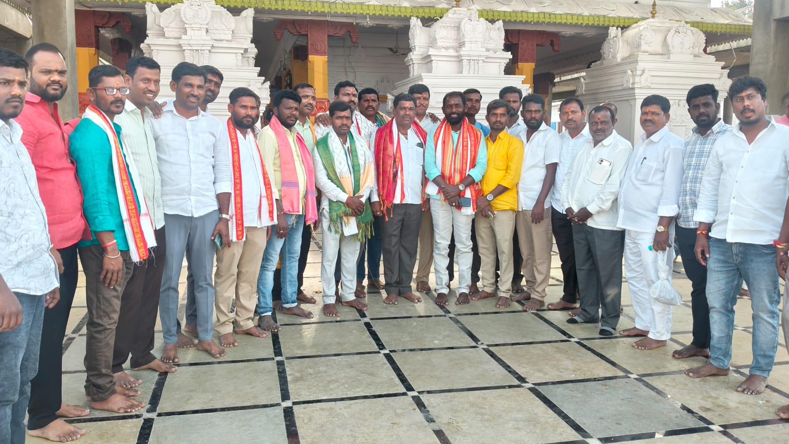 గుండ్ల మాచునూర్ సర్పంచ్ ఆధ్వర్యంలో గణేష్ గడ్డ ఆలయానికి పాదయాత్ర