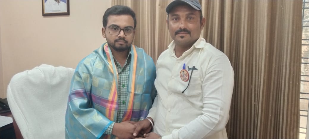 జహీరాబాద్ నియోజకవర్గంలో నూతనంగా నియమితులైన మున్సిపాలిటీ కమిషనర్‌ను మొహమ్మద్ ఇమ్రాన్ బిసి మైనార్టీ సంగారెడ్డి జిల్లా అధ్యక్షుడు ,,,,