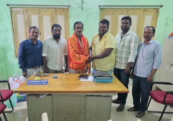 స్థానిక అధికారులను కలిసిన రావుట్ల సర్పంచ్..!