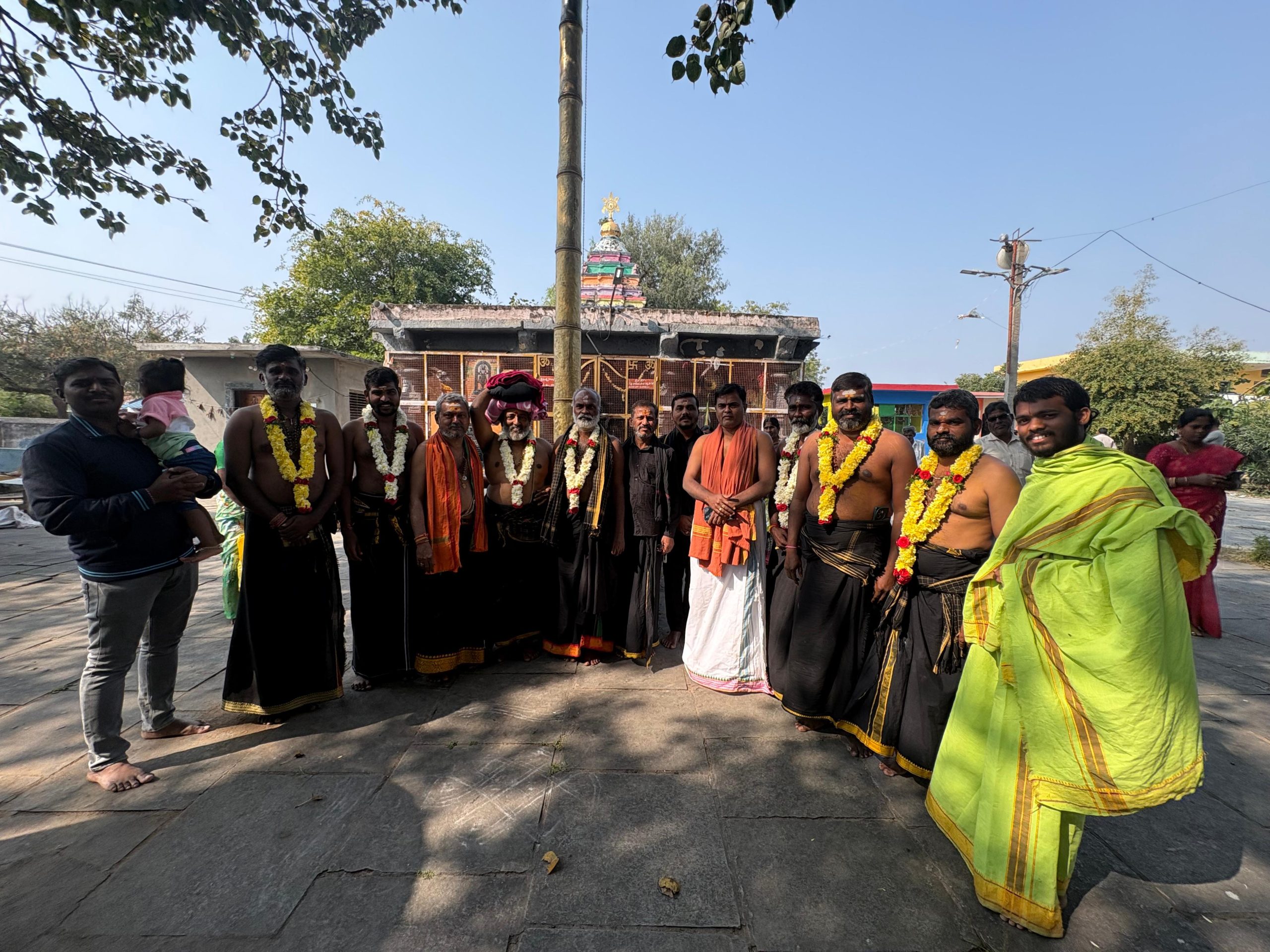 శబరిమలై యాత్రకు బయలుదేరిన అయ్యప్ప స్వాములు.