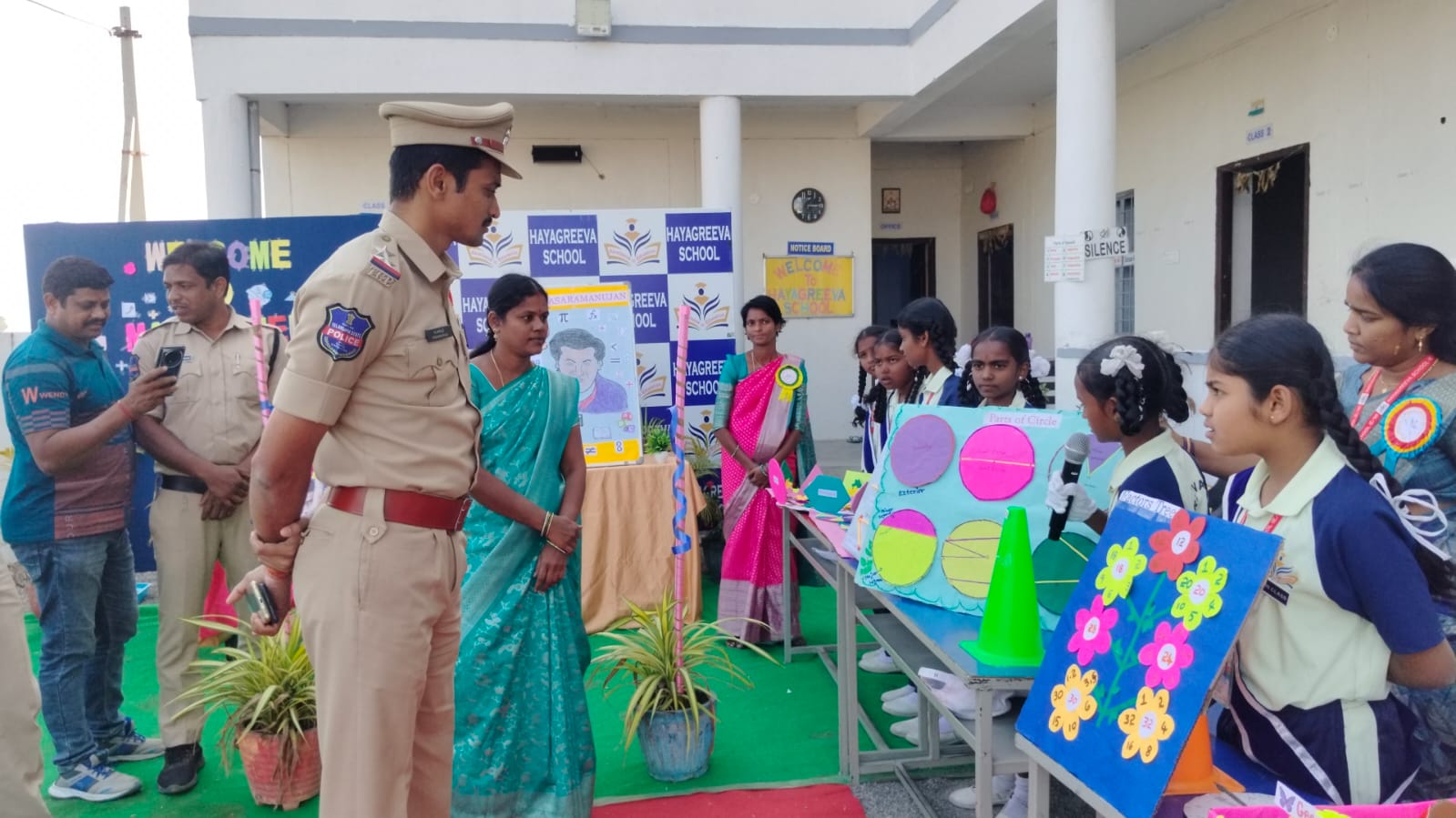 శ్రీనివాస రామానుజన్ జయంతి సందర్భంగా హయగ్రీవ పాఠశాలలో ఘనంగా నిర్వహించిన గణిత ప్రదర్శన ముఖ్య అతిథిగా పాల్గొన్న ఎస్సై పడాల రాజేశ్వర్