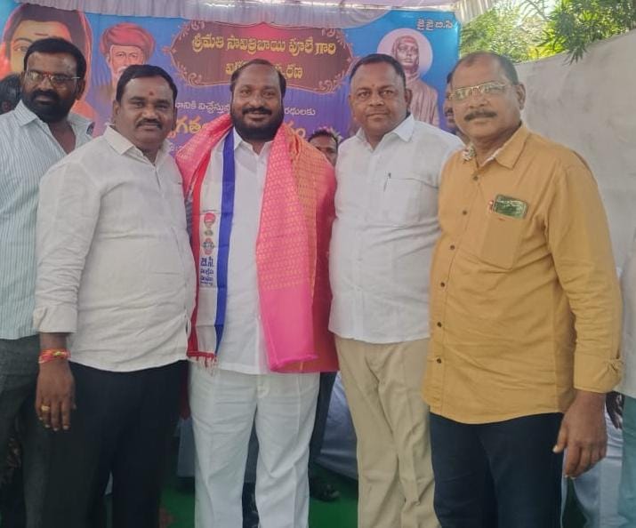 సావిత్రిబాయి పూలే విగ్రహావిష్కరణ..!