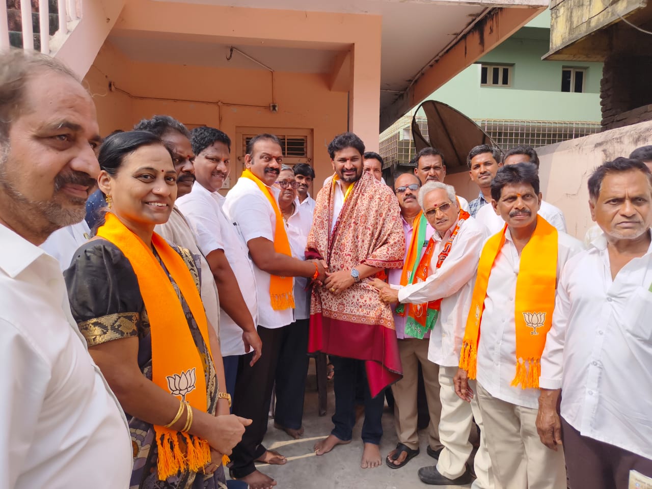 టిడిపి జిల్లా ప్రధాన కార్యదర్శిగా నియమితులైన గంధం పల్లం రాజును సన్మానించిన జిల్లా పశుగణాభివృద్ధి సంస్థ చైర్మన్ యాళ్ల దొరబాబు