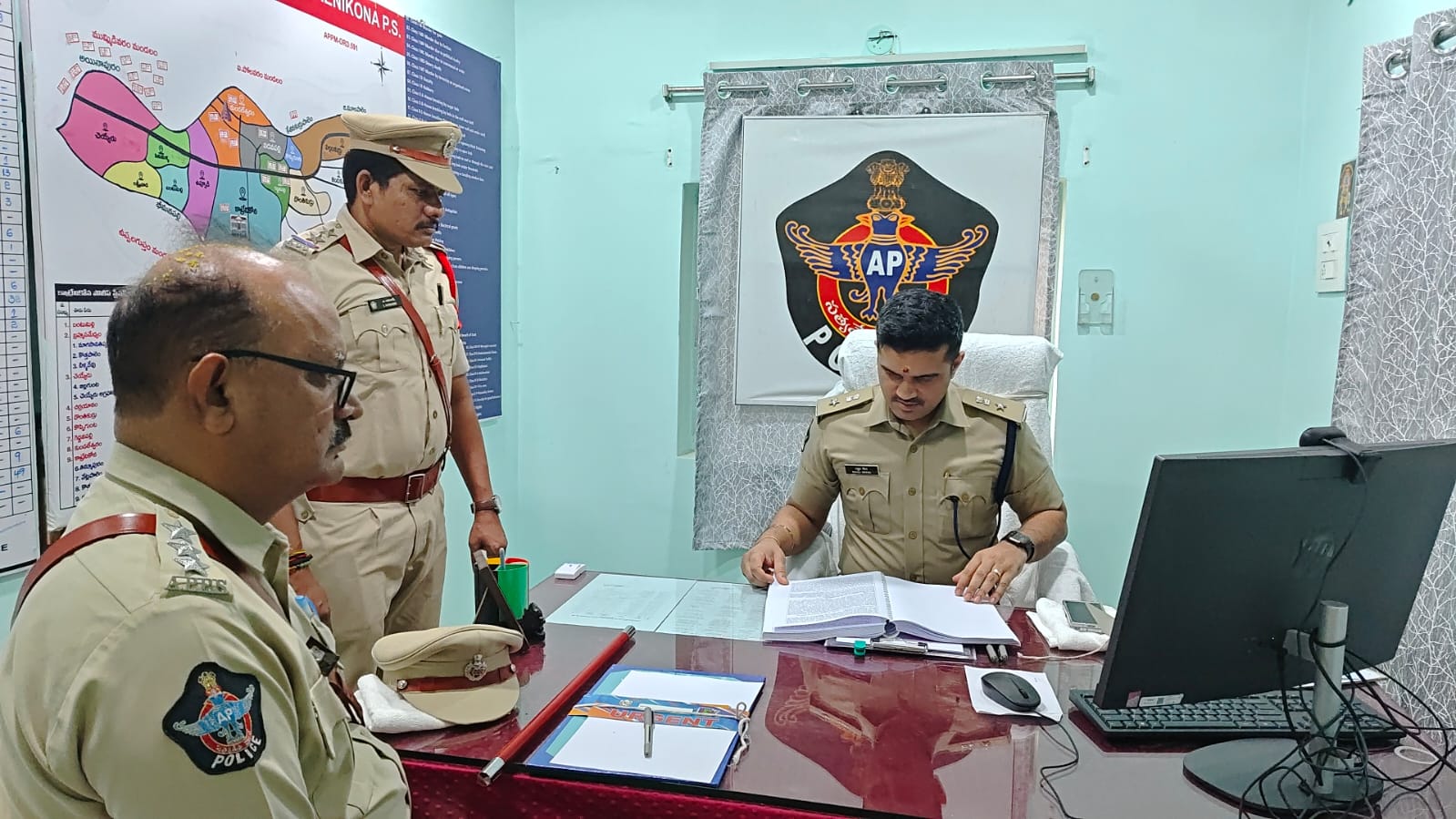 కాట్రేనికోన స్టేషన్లో తనిఖీలు చేసిన ఎస్పీ మీనా….