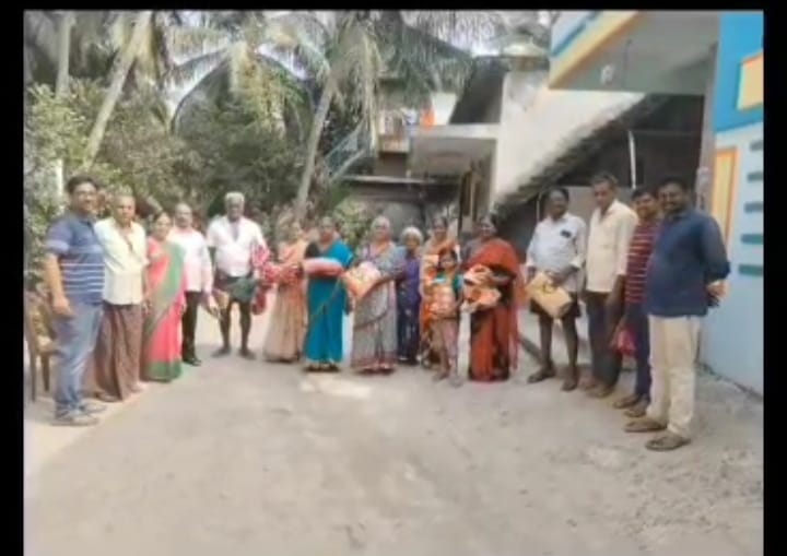 తులసి పుట్టింటి గ్రామంలో లేని వారికి నిత్యవసరం వస్తువులు పంపిణీ