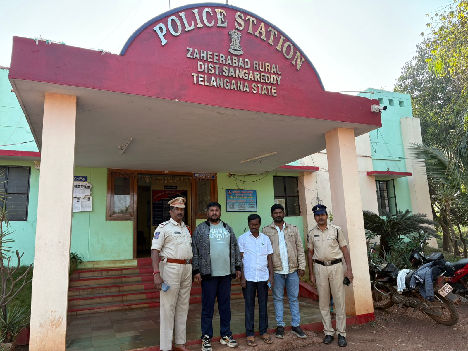 మాజీ సర్పంచుల పెండింగ్ బిల్లులను చెల్లించాలని అసెంబ్లీ ముట్టడికి బయలుదేరుతున్న జహీరాబాద్ నియోజకవర్గ బిఆర్ఎస్ నాయకులను అరెస్ట్ చేసిన పోలీసులు