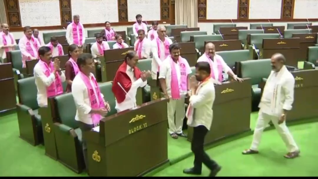 తెలంగాణ రాష్ట్ర మాజీ ముఖ్యమంత్రి కేసీఆర్ గారిని,, రాష్ట్ర ముఖ్యమంత్రి గౌరవనీయులు శ్రీ రేవంత్ రెడ్డి మంత్రులు మర్యాదపూర్వకంగా కలిశారు