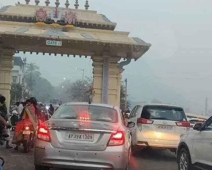 ఉత్తర ద్వార దర్శనానికి పోటెత్తిన భక్తులు: సింహాద్రిపై ట్రాఫిక్ ఆంక్షలు