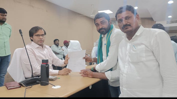 బట్టాపూర్ గ్రామ సమస్య లపై అదనపు కలెక్టర్ ను కలిసిన సర్పంచ్, ఉపసర్పంచ్