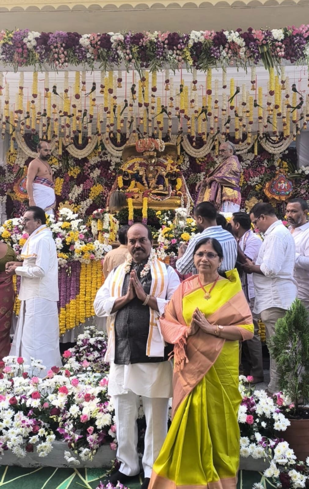 లక్ష్మీ నరసింహ స్వామిని దర్శించుకున్న మాజీ ఎంపీ సత్యవతి విష్ణుమూర్తి దంపతులు