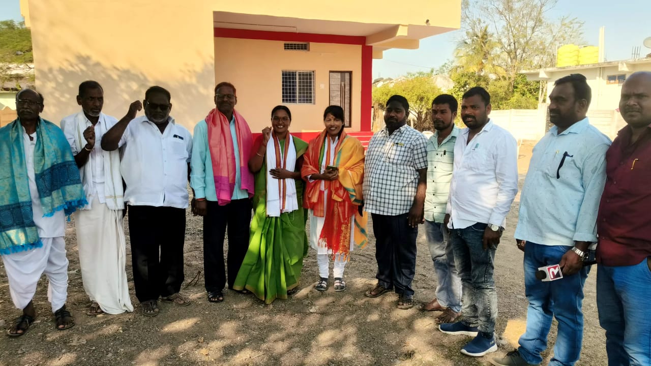 అగ్రికల్చర్ మార్కెట్ కమిటీ చైర్‌పర్సన్‌ ఇరుకుల్ల మంగ, ఆత్మ కమిటీ చైర్మన్‌సత్తన్న లను సన్మానించిన,డీసీసీ అధ్యక్షురాలు ఆత్రం సుగుణక్క