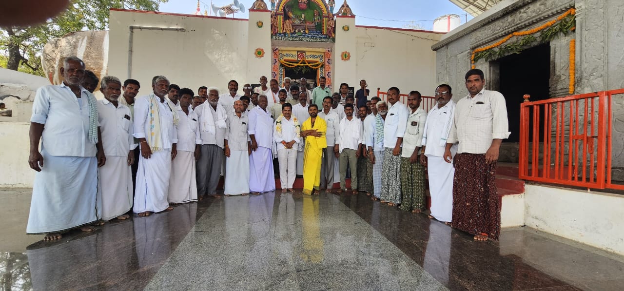 వైకుంఠ ఏకాదశి సందర్భంగా రాజాపురం గ్రామం లో ఉత్తర ద్వారము ద్వారా శ్రీ శ్రీ శ్రీ గుంటి రంగనాథ స్వామి ని దర్శించుకున్న అయిజ మండల సింగిల్ విండో మాజీ అధ్యక్షులు