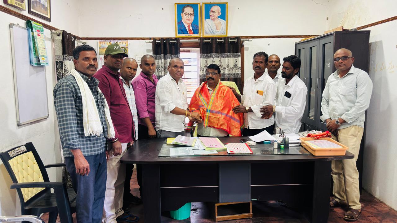 అధికారులను కలిసి అభివృద్ధికి సహకరించండి అని కోరిన సర్పంచ్ గంగాధర్..!