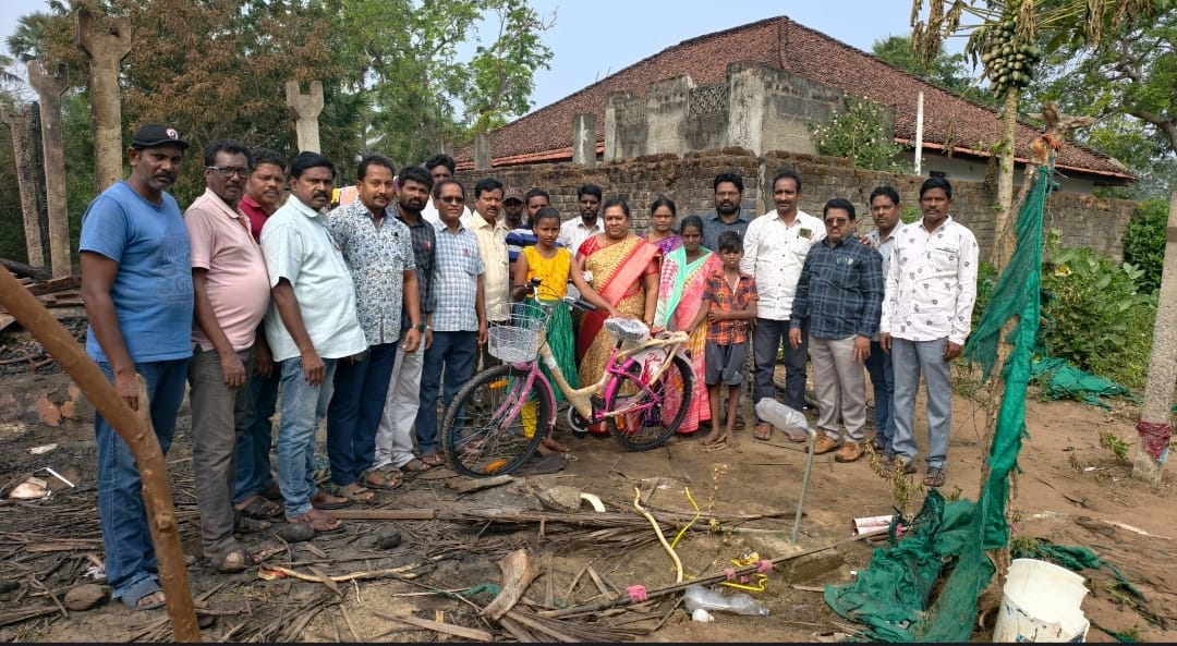 అగ్ని ప్రమాదానికి గురైన జగడం నాని కుటుంబానికి ఆర్థిక సాయం అందజేత