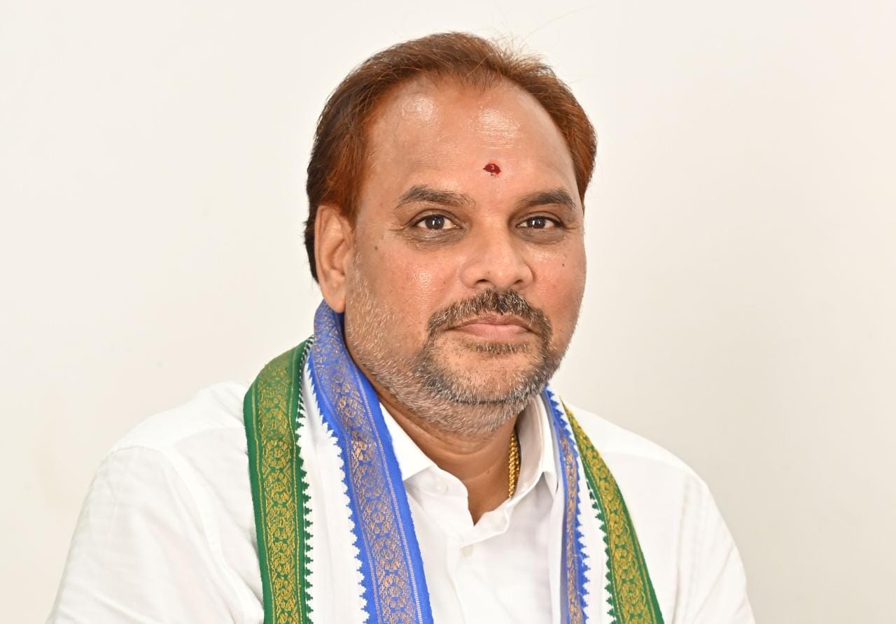 కొత్త ఏడాదిలో ప్రతి ఇంటా సుఖశాంతులు నిండాలి: జిల్లా ప్రజలకు మజ్జి శ్రీనివాసరావు (చిన్న శ్రీను) నూతన సంవత్సర శుభాకాంక్షలు.”