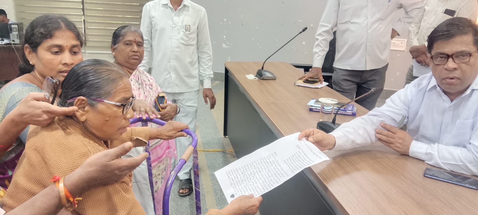 ఆస్తిని రాయించుకుని తల్లిని ఇంట్లో నుండి గెంటి వేసిన పెద్ద కుమారుడు