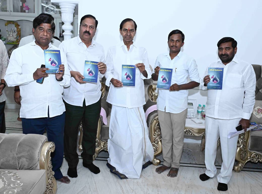 తెలంగాణ రాష్ట్ర తొలి ముఖ్యమంత్రి కల్వకుంట్ల చంద్రశేఖర్ రావుమర్యాదపూర్వకంగా కలిసి సుగంధ పరిమళాలు పుస్తకాన్ని అందజేసిన