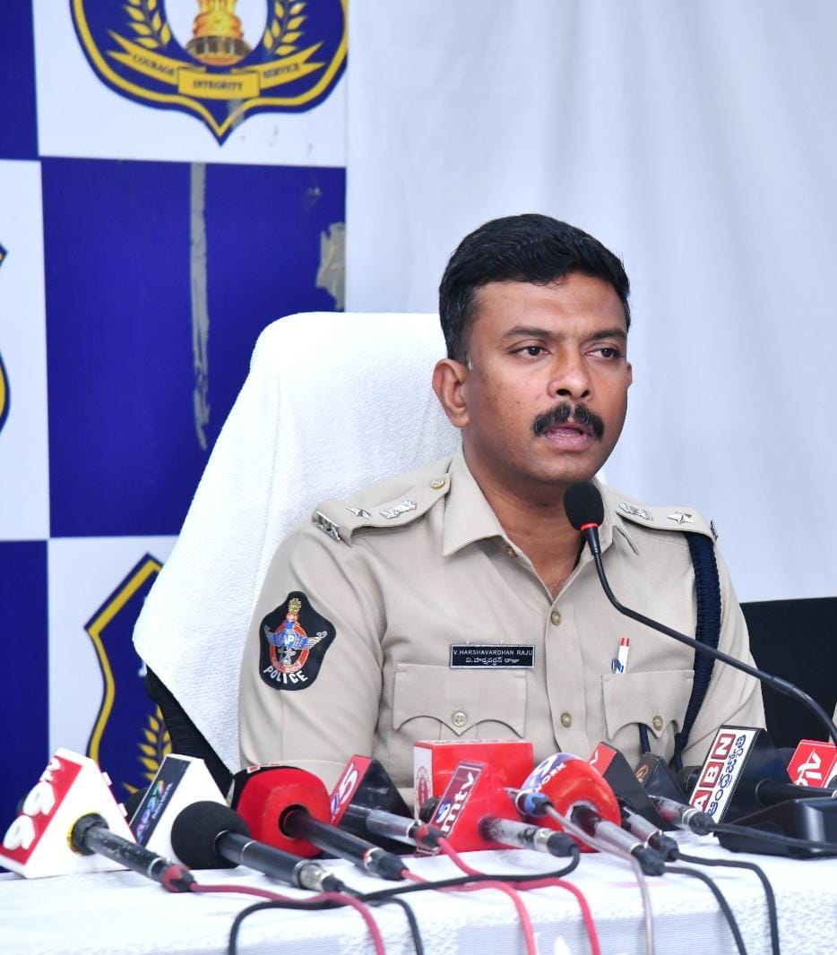 జిల్లా ప్రజలు మరియు పోలీసు సిబ్బందికి నూతన సంవత్సర శుభాకాంక్షలు తెలియజేసిన ప్రకాశం జిల్లా ఎస్పీ గారు.