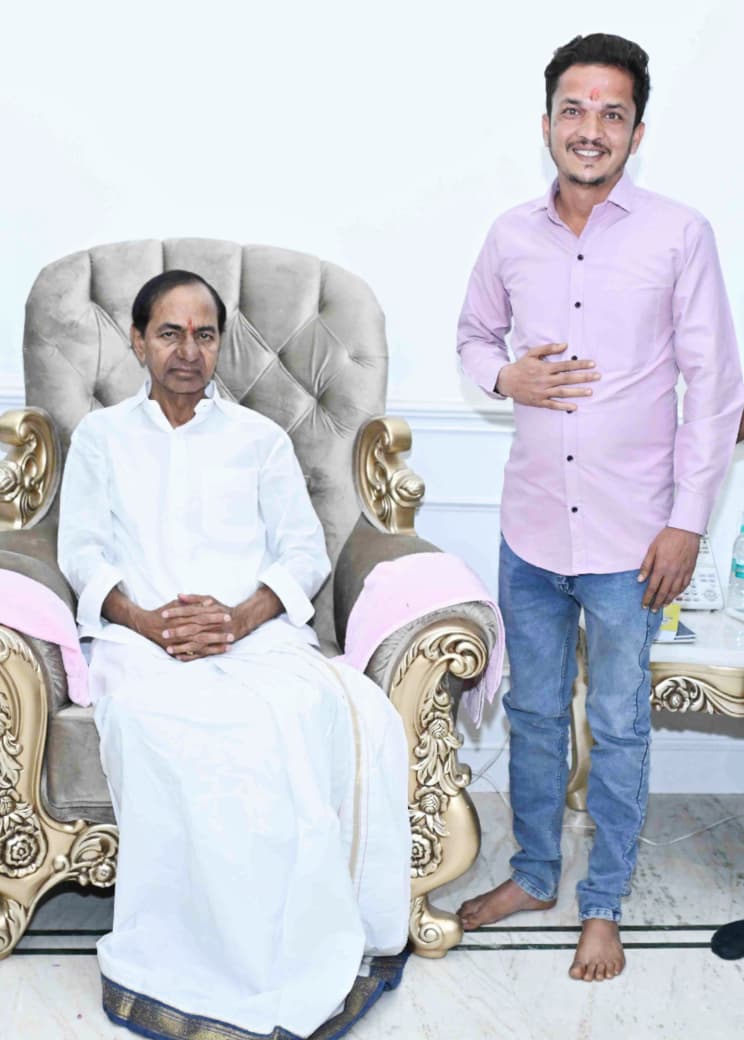 లంగాణ మాజీ ముఖ్యమంత్రి కల్వకుంట్ల చంద్రశేఖర్ రావును ఉద్యమకారుడు ఓంకార్ మడివాల్ మర్యాదపూర్వకంగా కలిశారు