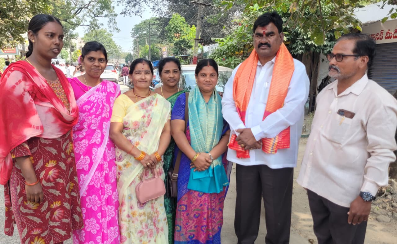 బసవతారకం కాలనీలో పంచాయతీ సర్పంచ్ కాశమ్మను సన్మానించిన