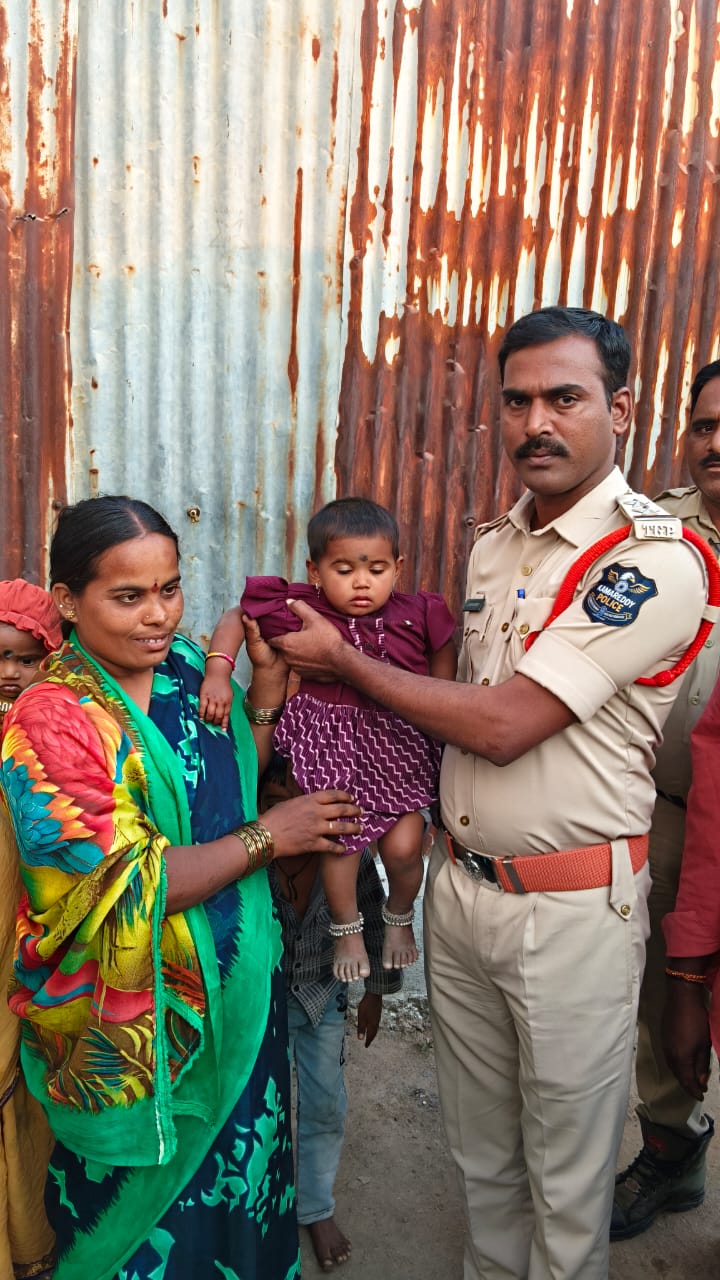 అంగడిలో తప్పిపోయిన పాపను తల్లిదండ్రులకు అప్పగించిన ఎస్ఐ మోహన్ రెడ్డి …